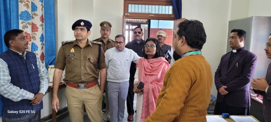 हाथरस में पुलिस भर्ती परीक्षा की तैयारियों का डीएम और एसपी ने किया जायजा, सुरक्षा व्यवस्था का लिया जायजा