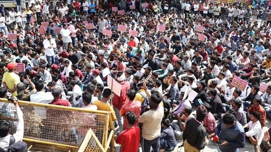 पटवारी परीक्षा के घोटाले पर इंदौर में हजारों छात्रों ने कलेक्टर कार्यालय को घेरा