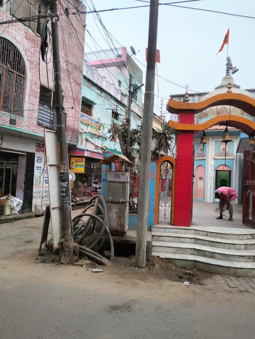 मंदिर के मुख्य द्वार पर लगाया गया हाईवोल्टेज विद्युत पोल, मंदिर आने वाले भक्त जनों के लिए खतरा