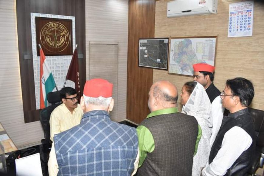 पूर्व सांसद व सपा प्रत्याशी ऊषा वर्मा ने डीएम से मुलाकात कर सिमरिया गांववासियों पर दर्ज मुकदमा वापस करने की उठाई मांग