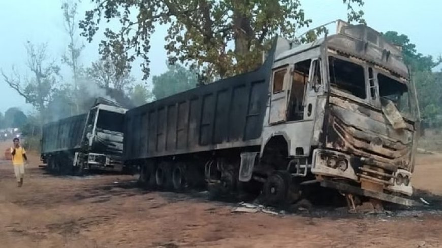 नक्सलियों ने लौह अयस्क से भरे ट्रकों को लगाई आग