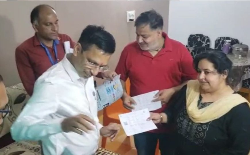 दमोह जिले में मतदान के लिए कलेक्टर ने घर-घर जाकर हाथ जोड़कर वोट देने की अपील की