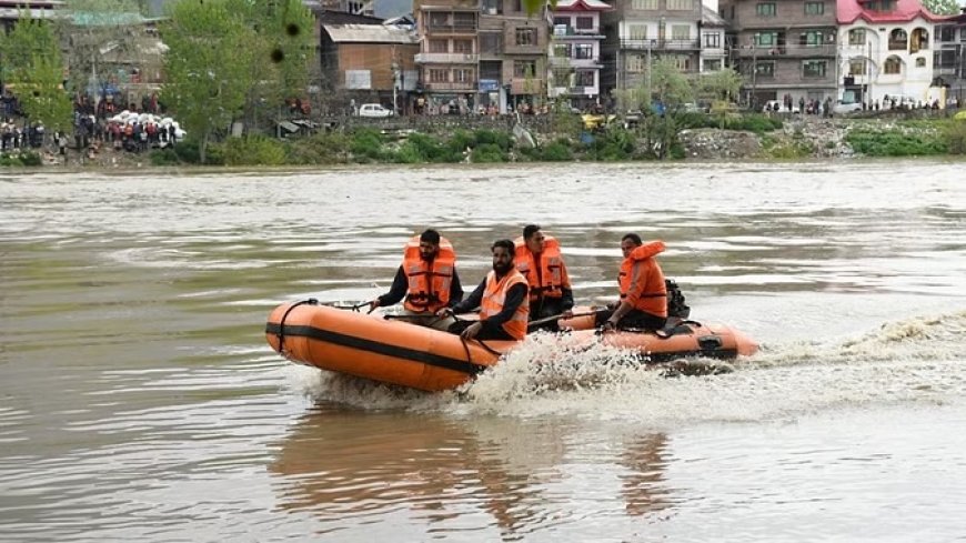 झेलम नदी में लापता तीन लोगों की तलाश में मार्कोस कमांडो भी उतारे