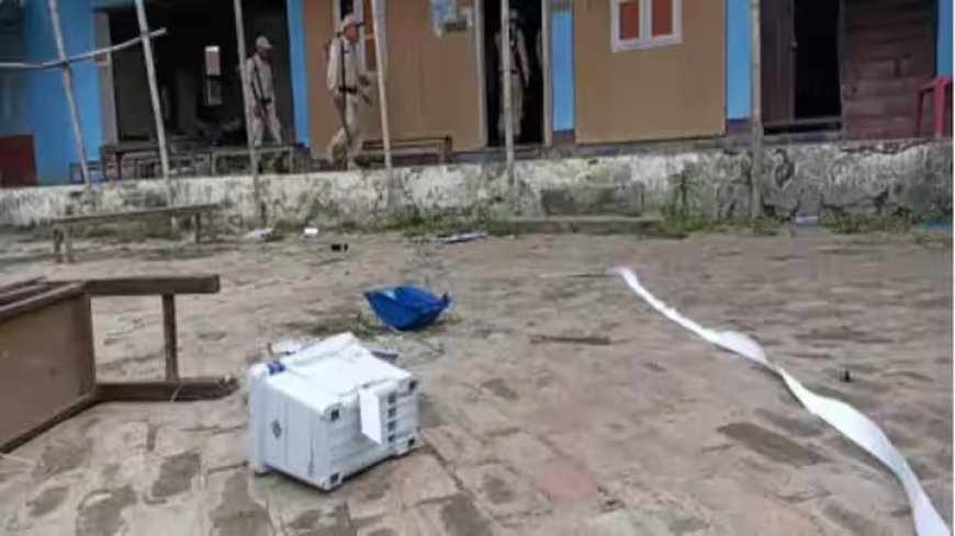मणिपुर के मतदान केंद्र में घुसे हथियारबंद लोग