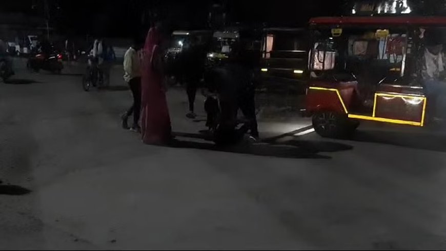 दमोह रेलवे स्टेशन के बाहर ट्रेन आने के पहले दो रिश्तेदारों के बीच चले लात-घूंसे