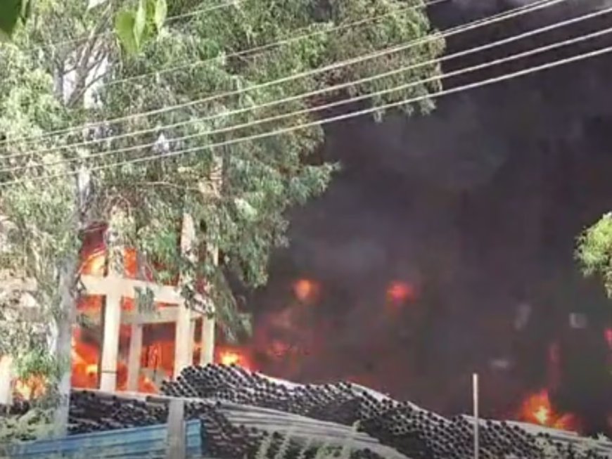मथुरा के पाइप गोदाम में लगी भीषण आग