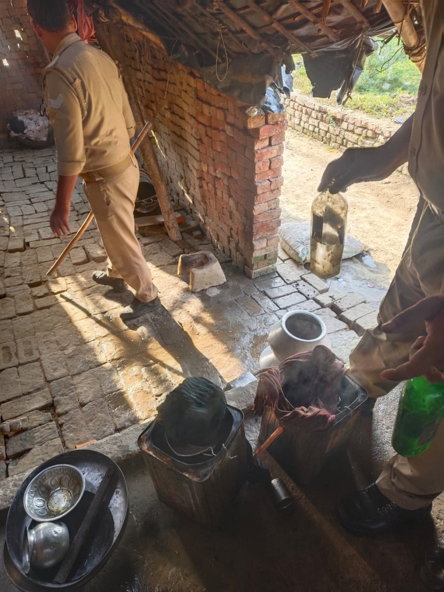 आबकारी व पुलिस की संयुक्त छापेमारी में भारी मात्रा में अवैध कच्ची शराब बरामद, 10 लोगों पर अभियोग दर्ज