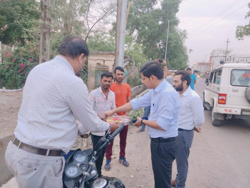 राघौगढ़ में मुख्य कार्यपालन अधिकारी जिप. श्री कौशिक ने पीले चावल देकर मतदाताओं को मतदान के लिए किया आमंत्रित