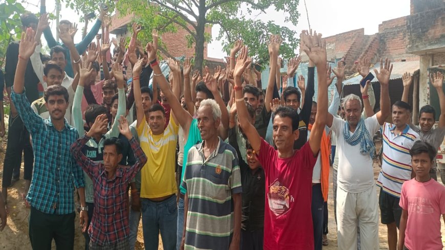 सड़क नहीं तो वोट नहीं का नारा लगाकर ग्रामीणों ने किया चुनाव वहिष्कार