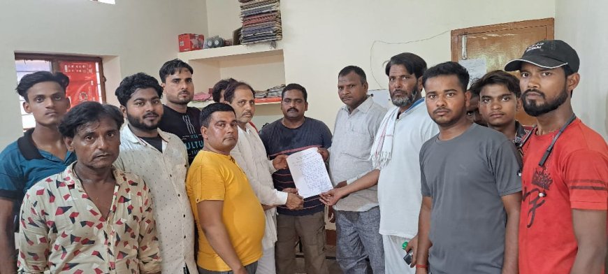 बिजली कटौती से परेशान उपभोक्ताओं ने अवर अभियंता को सौंपा ज्ञापन