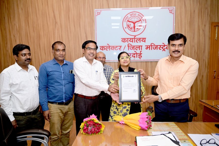 लोकसभा चुनाव को सुव्यवस्थित तरीके से सम्पन्न कराने पर चुनाव प्रेक्षक ने डीएम मंगला प्रसाद को प्रशस्ति पत्र देकर किया सम्मानित
