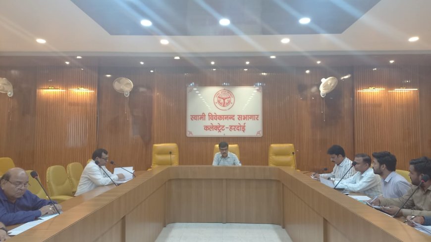 जिलाधिकारी ने की नगर निकायों की समीक्षा
