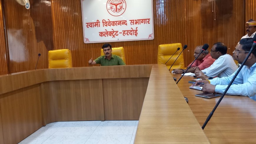 विद्युत विभाग की समीक्षा बैठक में डीएम ने जेई को उपभोक्ताओं एवं जनप्रतिनिधियों के फोन प्राथमिकता पर उठाने के दिये निर्देश