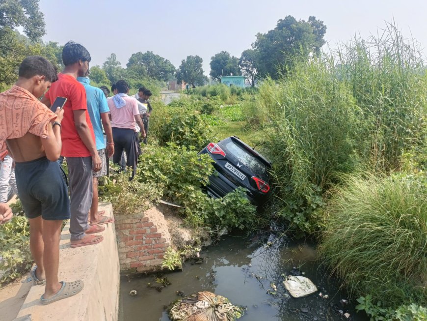 कुत्ते के सामने आ जाने से अनियंत्रित होकर एक्सयूवी कार नाले में गिरी, बाल बाल बचा युवक