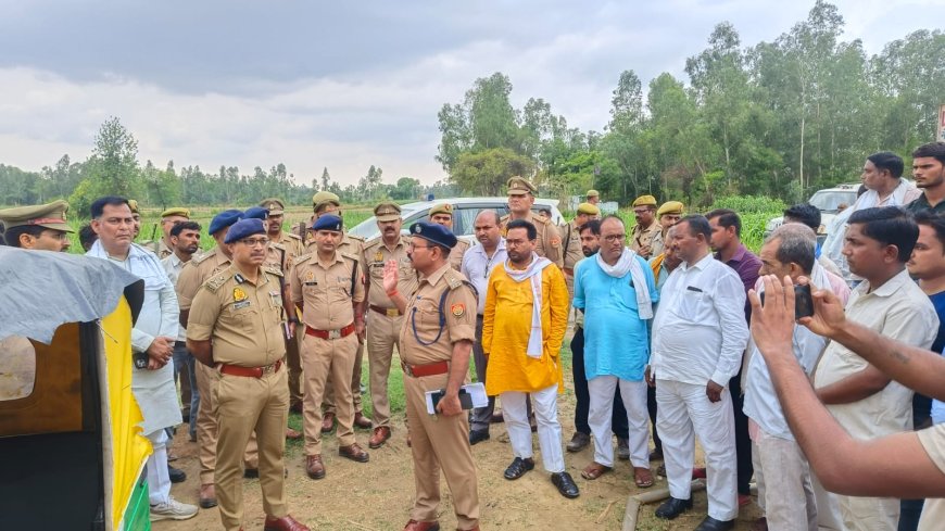 पाली क्षेत्र के खेमपुर में हुये हत्याकांड की जांच करने पहुंचे आईजी प्रशांत कुमार ने पुलिसकर्मियों को लगाई कडी फटकार