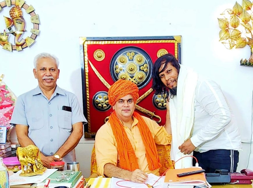 अभिनेता गौरव कुमार ने लिया स्वामी चक्रपाणि महाराज जी का आशीर्वाद