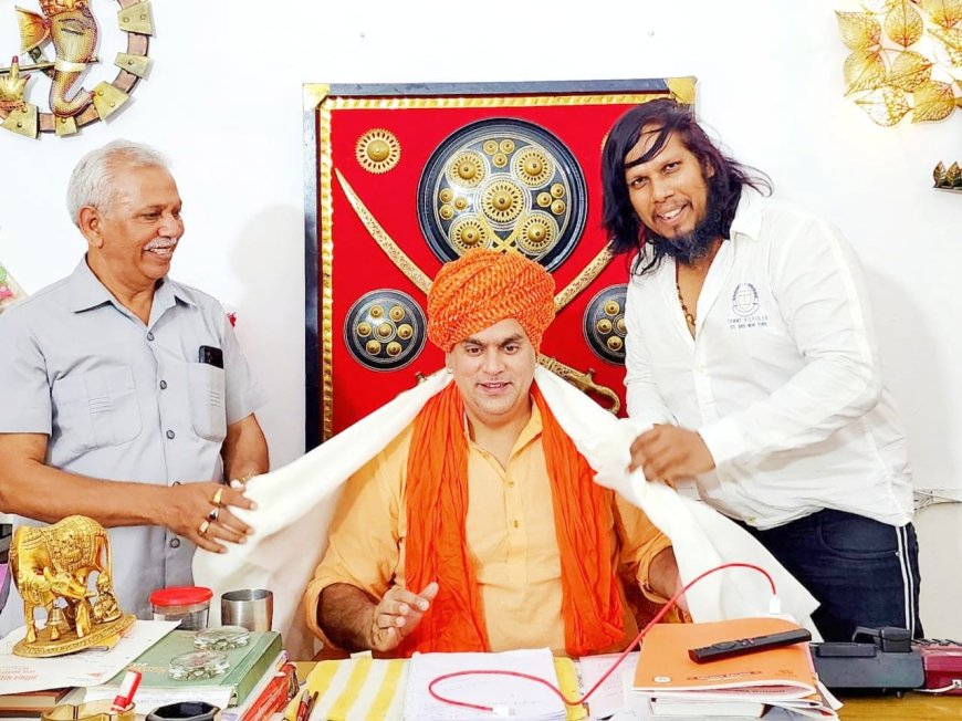 अभिनेता गौरव कुमार ने लिया स्वामी चक्रपाणि महाराज जी का आशीर्वाद