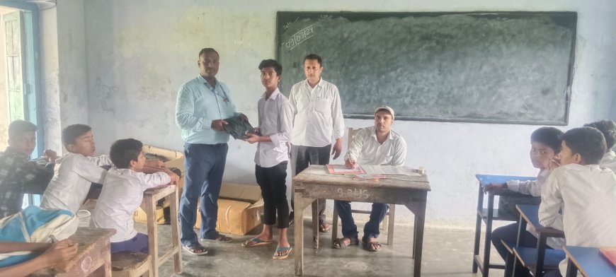 केवटसा हाई स्कूल में छात्र छात्राओं के बीच स्टडी मैटेरियल का वितरण