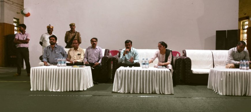 जिलाधिकारी ने किया आँगनबाड़ी कार्यकत्रियों से संवाद