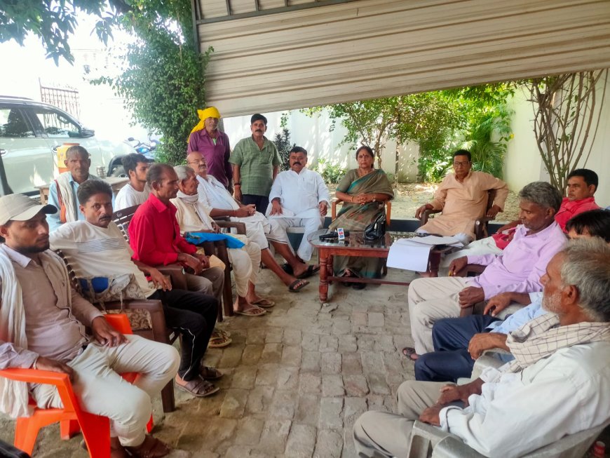 पातेपुर पूर्व विधायक प्रेमा चौधरी ने साल के दूसरे जनता दरबार मे लोगों की समस्या सुनी