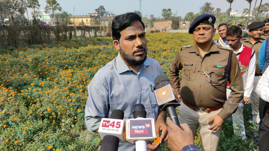 खेत के मेड़ों पर डीएम ने की किसानों से बातचीत, जाना खेती-किसानी का हाल