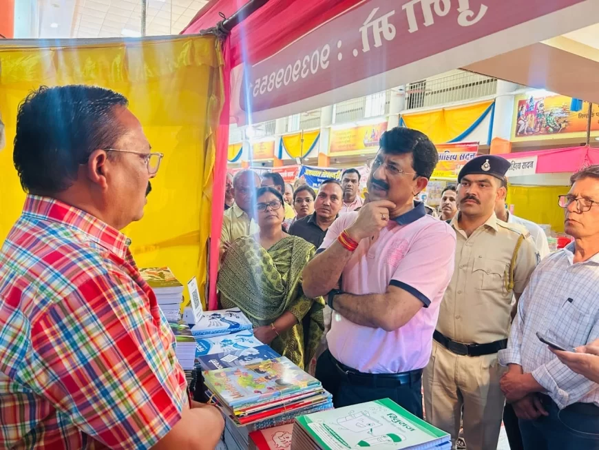 कलेक्टर ने किया मानस भवन में आयोजित पुस्तक मेले का निरीक्षण