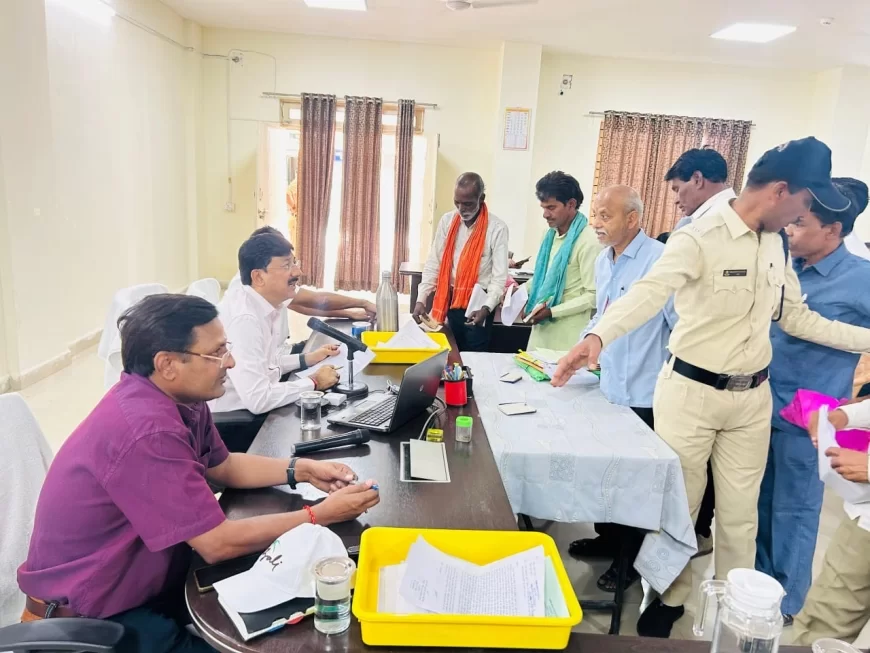 कलेक्टर ने जनसुनवाई में सुनी आमजनों की समस्याएँ, अधिकारियों को निराकरण के दिये निर्देश