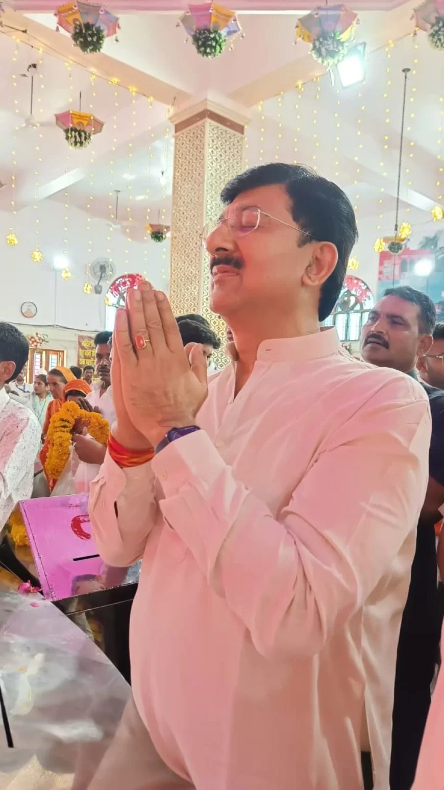 कलेक्टर ने टेकरी सरकार मंदिर पहुंचकर व्यवस्थाओं का लिया जायजा, श्रद्धालुओं के जूते रखने में निभाई सहभागिता, बच्चों को दिए उपहार