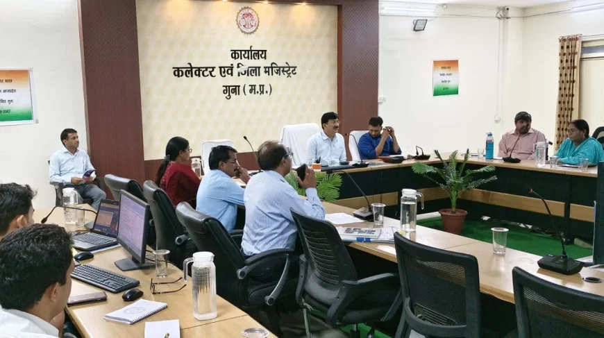कलेक्टर श्री कन्याल ने ली विभागीय बैठक, अधिकारियों को समाधानोन्मुख कार्यप्रणाली अपनाने के निर्देश