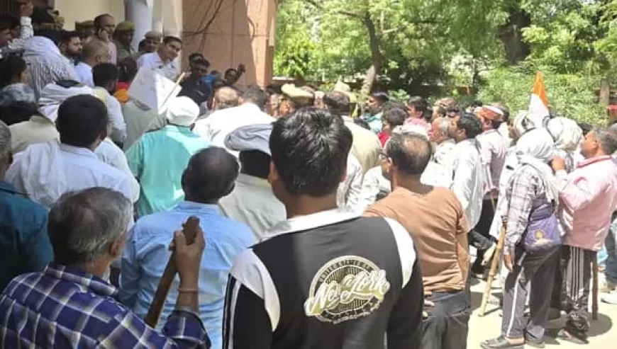डीएम कार्यालय पर ज्ञापन देने पहुंचे दिव्यांग, डीएम ने बाहर आकर सुनी समस्या दिया निराकरण का भरोसा