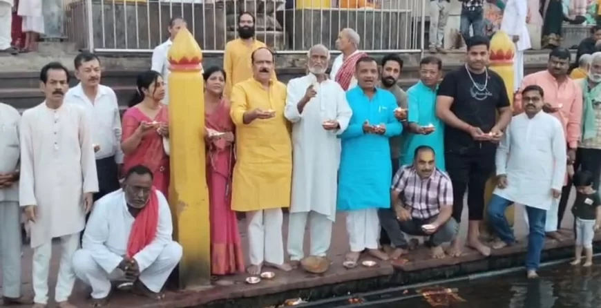 मथुरा: विश्राम घाट पर दीपदान कर आतंकवाद पीड़ितों को दी श्रद्धांजलि