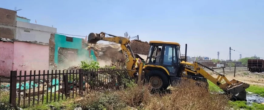 मोबाईल कोर्ट की कार्यवाही कर अवैध कब्जा हटाकर आवेदक को दिया गया कब्जा