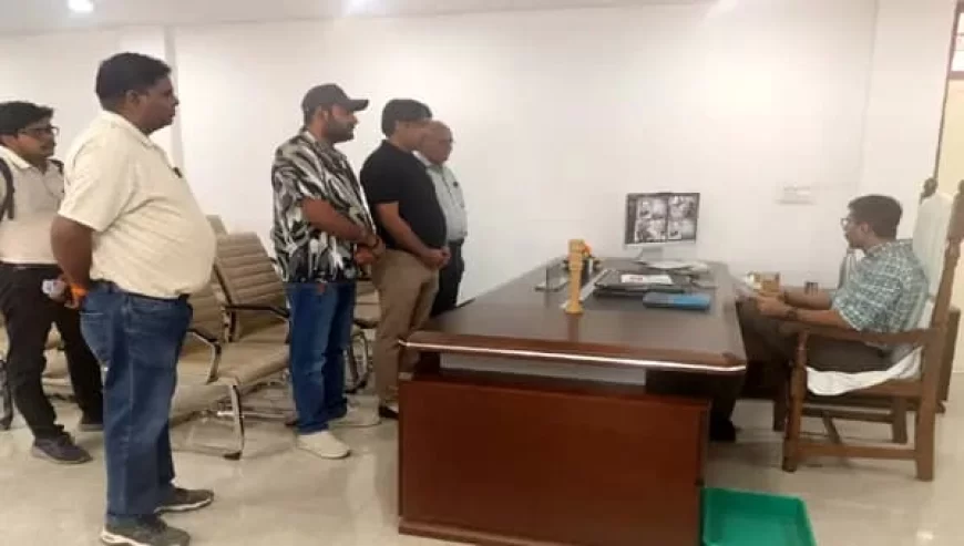 मथुरा में जलकल विभाग के ठेकेदारों ने अधिशासी अभियंता के खिलाफ खोला मोर्चा, कार्य बहिष्कार की दी चेतावनी