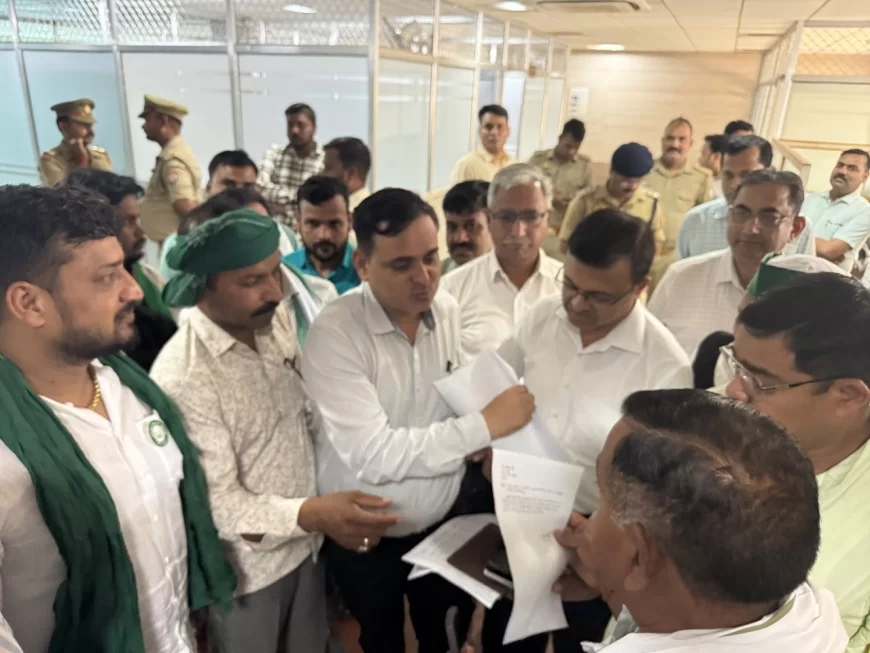 भाकियू ने आबकारी आयुक्त का किया गया घेराव, लिखित आश्वासन पर माने किसान 
