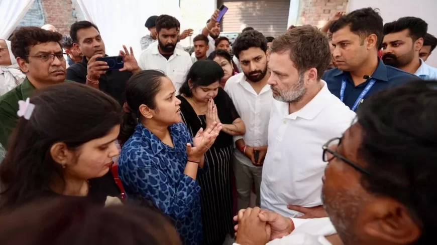 पहलगाम हमले में जान गंवाने वाले शुभम द्विवेदी के परिवार से मिले राहुल गांधी