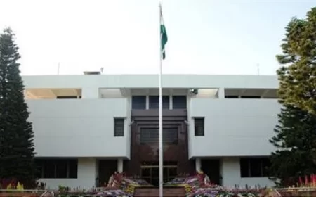 भारत की कार्रवाई से झल्लाया पाकिस्तान, भारतीय उच्चायोग के स्टाफ को किया निष्कासित