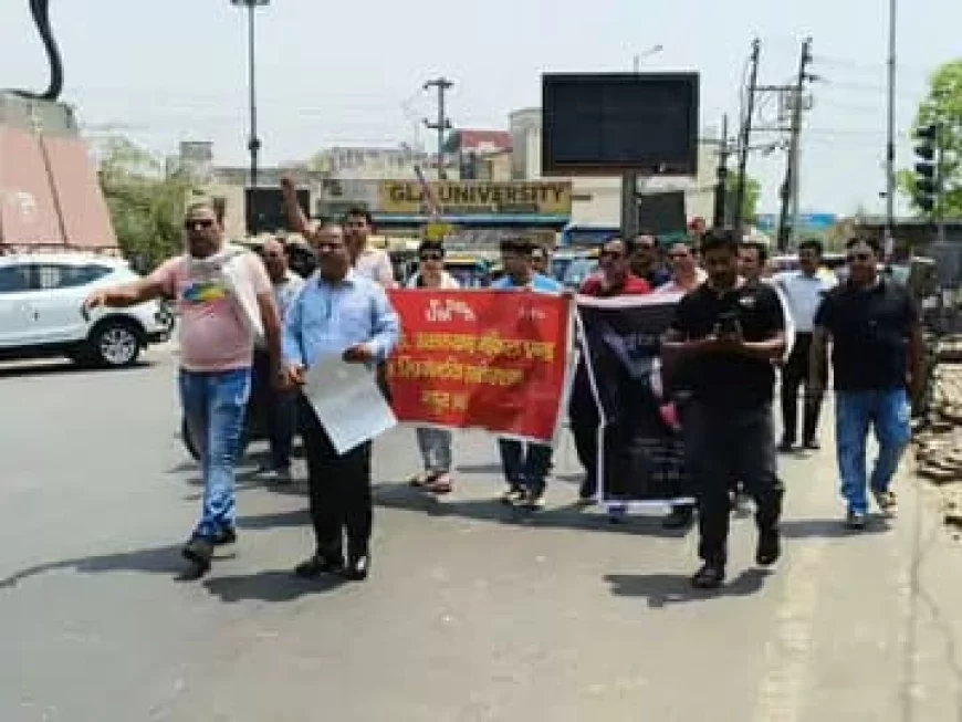 पहलगाम हमले के विरोध में मथुरा में प्रदर्शन: मेडिकल एसोसिएशन ने पाक के झंडे को जूतों से कुचला, सरकार से कार्रवाई की मांग