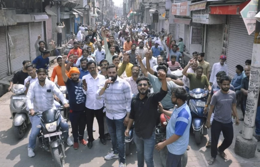 पहलगाम हमले के विरोध में हाथरस बंद, राष्ट्रवादी संगठनों की विशाल रैली से शहर पूरी तरह ठप
