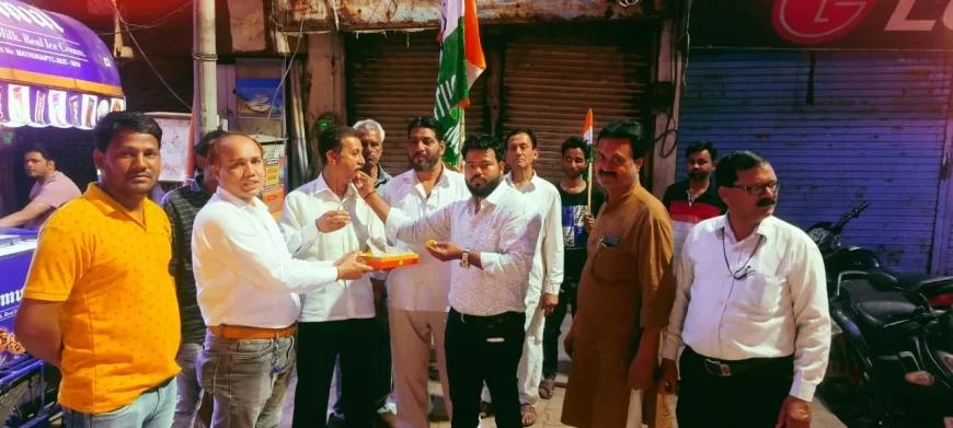 केंद्र सरकार द्वारा जातिगणना करने की घोषणा, कांग्रेसियों में जश्न बताया राहुल की जीत, मथुरा यूथ कांग्रेस के पदाधिकारी व कार्यकर्ताओं ने मिठाई बांटी