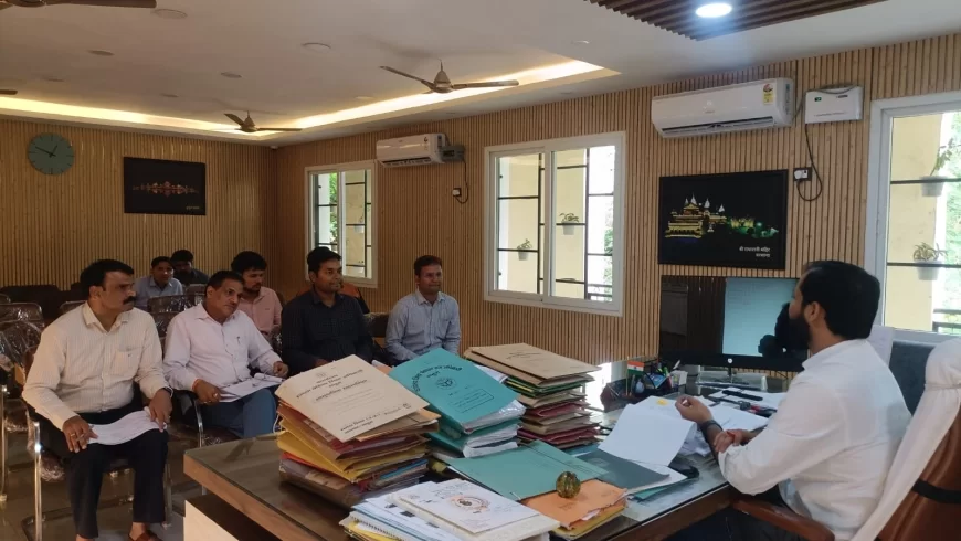 आगामी शिक्षा सत्र में बच्चों के प्रवेश को लेकर सीडीओ ने किया मंथन, बैठक में बेसिक शि मेंक्षा अधिकारी सुनील दत्त सहित जिले के सभी शिक्षा अधिकारी ने लिया भाग