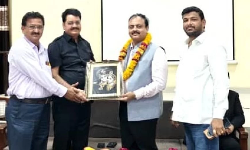 जिला न्यायालय के सेंट्रल हॉल में जिला जज आशीष गर्ग को स्मृति चिह्न देकर सम्मानित करते हुए एन यू जे आई के राष्ट्रीय उपाध्यक्ष एवं ब्रज प्रेस क्लब के अध्यक्ष डॉ. कमलकांत उपमन्यु एडवोकेट एवं अन्य