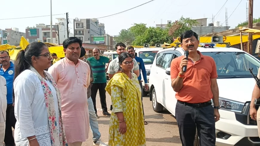 कलेक्टर किशोर कुमार कन्याल ने शहर का भ्रमण कर सफाई व्यवस्था और अतिक्रमण पर लिया जायजा