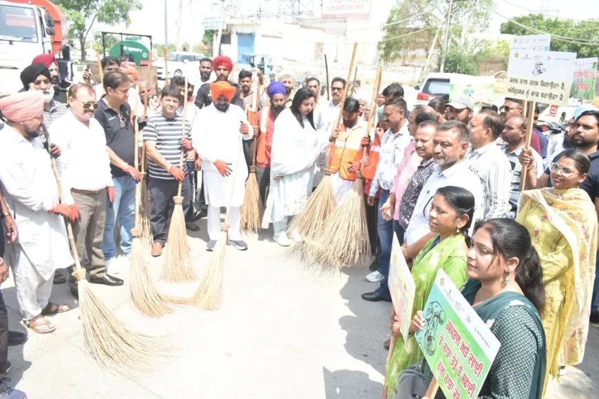 स्वच्छता अभियान में जनसहभागिता जरूरी - डॉ. संधू, स्वस्थ रहने के लिए अपने आस-पास का वातावरण साफ रखें