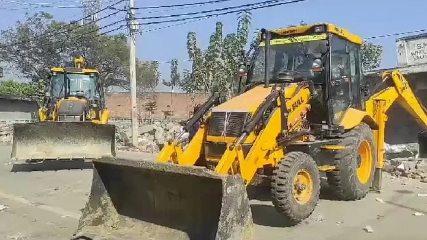 तैमूर नगर में चला डीडीए का बुलडोजर, नाले के किनारे हटाया जा रहा अतिक्रमण