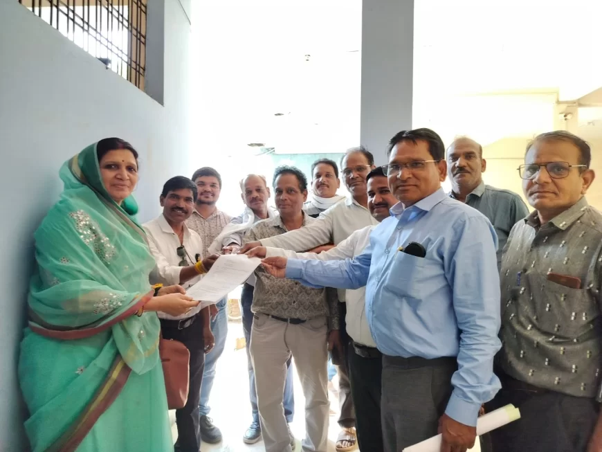 शुजालपुर नगर पालिका के स्थायी कर्मचारियों ने वेतन भुगतान की मांग को लेकर सौंपा ज्ञापन