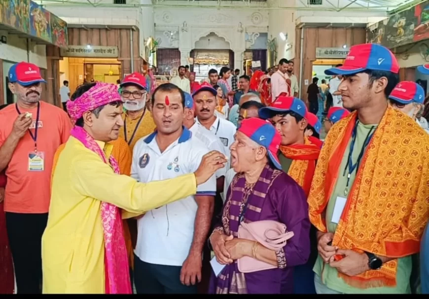 पाकिस्तानी आतंकवादियों के शिविर पर हुई स्ट्राइक पर बांटी मिठाई