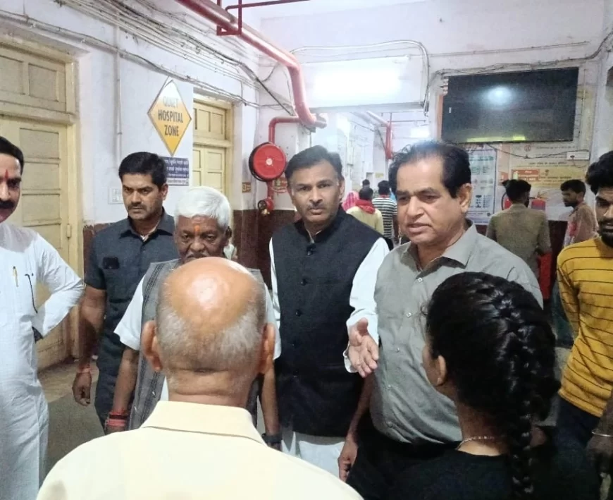 रात्रि एक मैरिज गार्डन के पास भारी मात्रा में बारातियों पर हुआ पथराव कई बाराती हुए घायल, जिला चिकित्सालय पहुंच विधायक ने घायलों का जाना हाल चाल