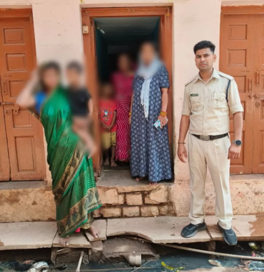 गुना के कोतवाली क्षेत्र में घर से निकलकर रास्ता भटकी 02 वर्षीय बच्ची को डायल-112/100 जवानों ने सुरक्षित परिजन से मिलाया