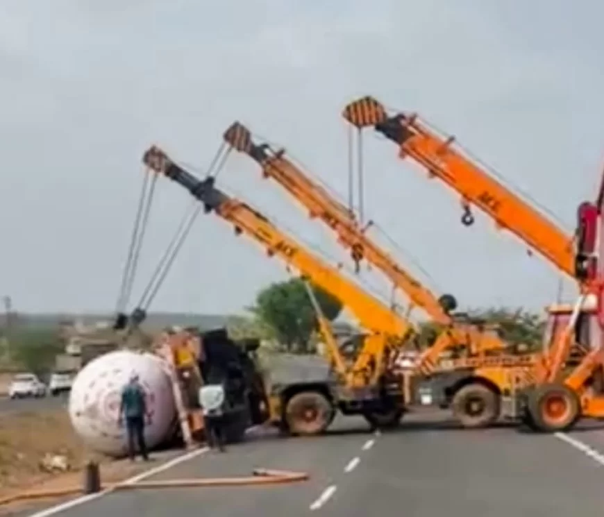 नेशनल हाईवे 46 पर बड़ा हादसा टला: प्रोपेन गैस से भरा टैंकर पलटा, तीन घंटे की मशक्कत के बाद टला खतरा