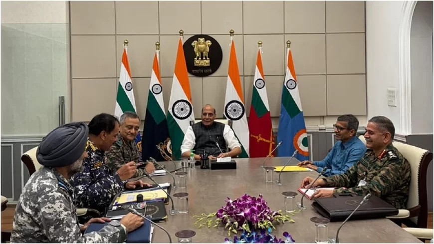 राजनाथ सिंह ने की अहम बैठक; सीडीएस- सेना प्रमुखों के साथ की सुरक्षा स्थिति की समीक्षा